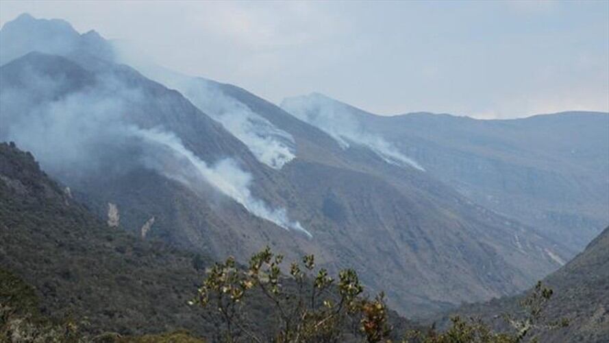 Un incendio forestal de grandes proporciones se registra en el Parque Natural Nacional El Cocuy en Boyacá desde el jueves 7 de febrero. Foto: Bomberos