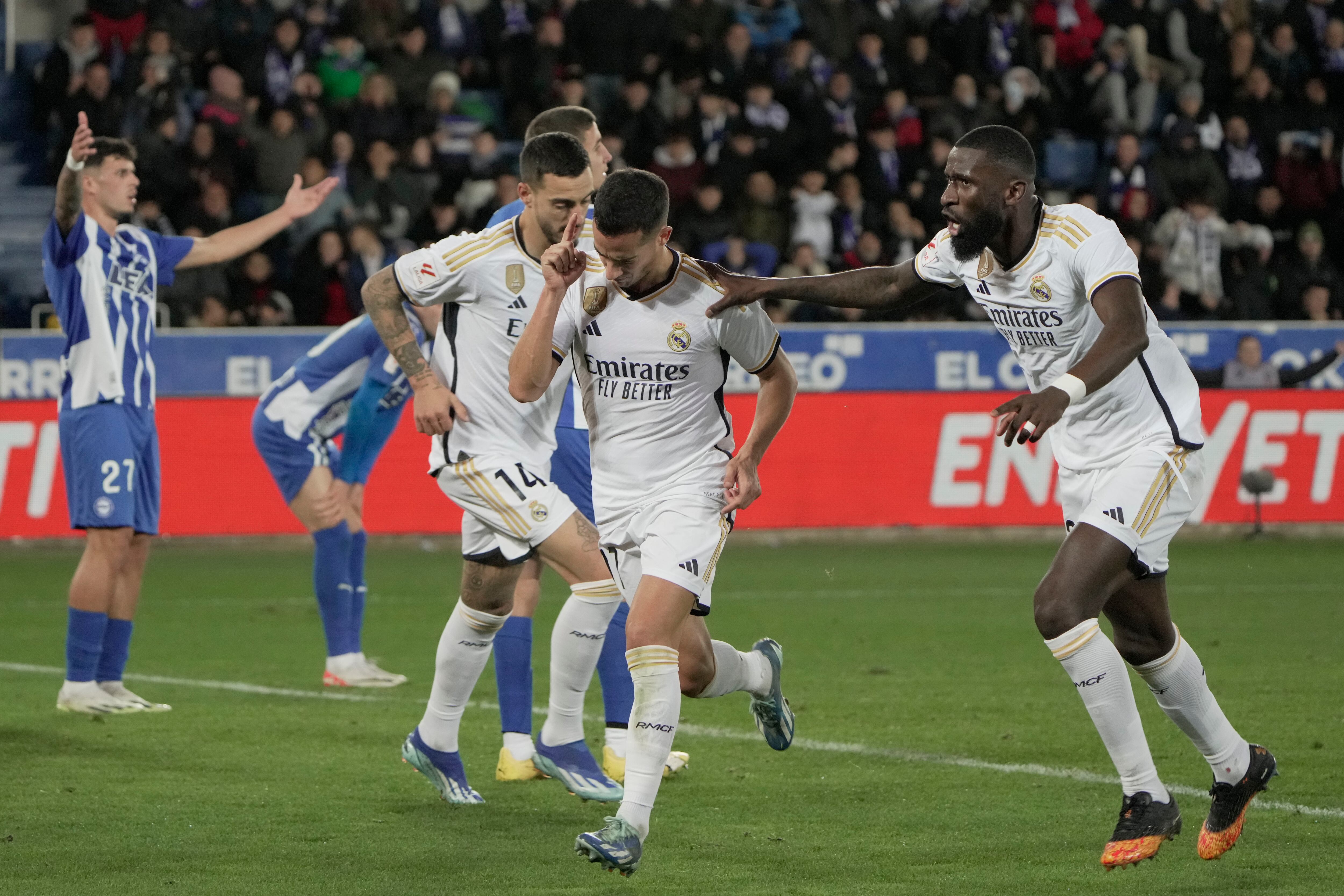 VITORIA, 21/12/2023.- El lateral del Real Madrid Lucas Vázquez (2-d) celebra tras marcar ante el Alavés, durante el encuentro de la jornada 18 de LaLiga entre el Deportivo Alavés y el Real Madrid, este jueves en el Estadio de Mendizorroza, en Vitoria. EFE/Adrián Ruiz Hierro