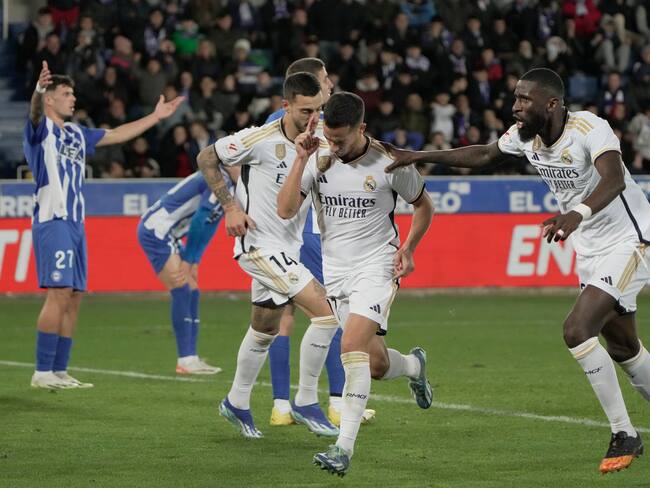 VITORIA, 21/12/2023.- El lateral del Real Madrid Lucas Vázquez (2-d) celebra tras marcar ante el Alavés, durante el encuentro de la jornada 18 de LaLiga entre el Deportivo Alavés y el Real Madrid, este jueves en el Estadio de Mendizorroza, en Vitoria. EFE/Adrián Ruiz Hierro