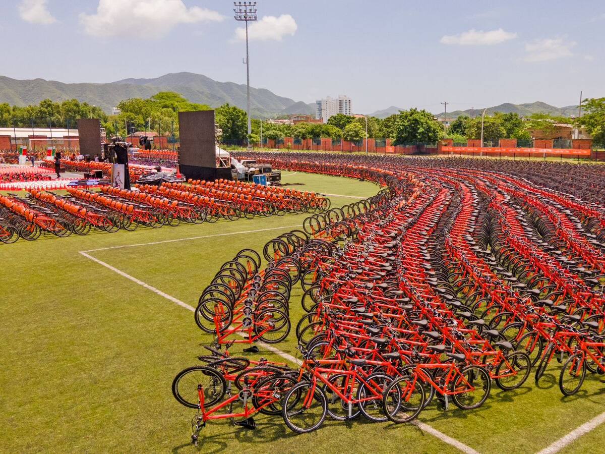 Inició la entrega de 6.800 bicicletas a niños de colegios públicos del Magdalena