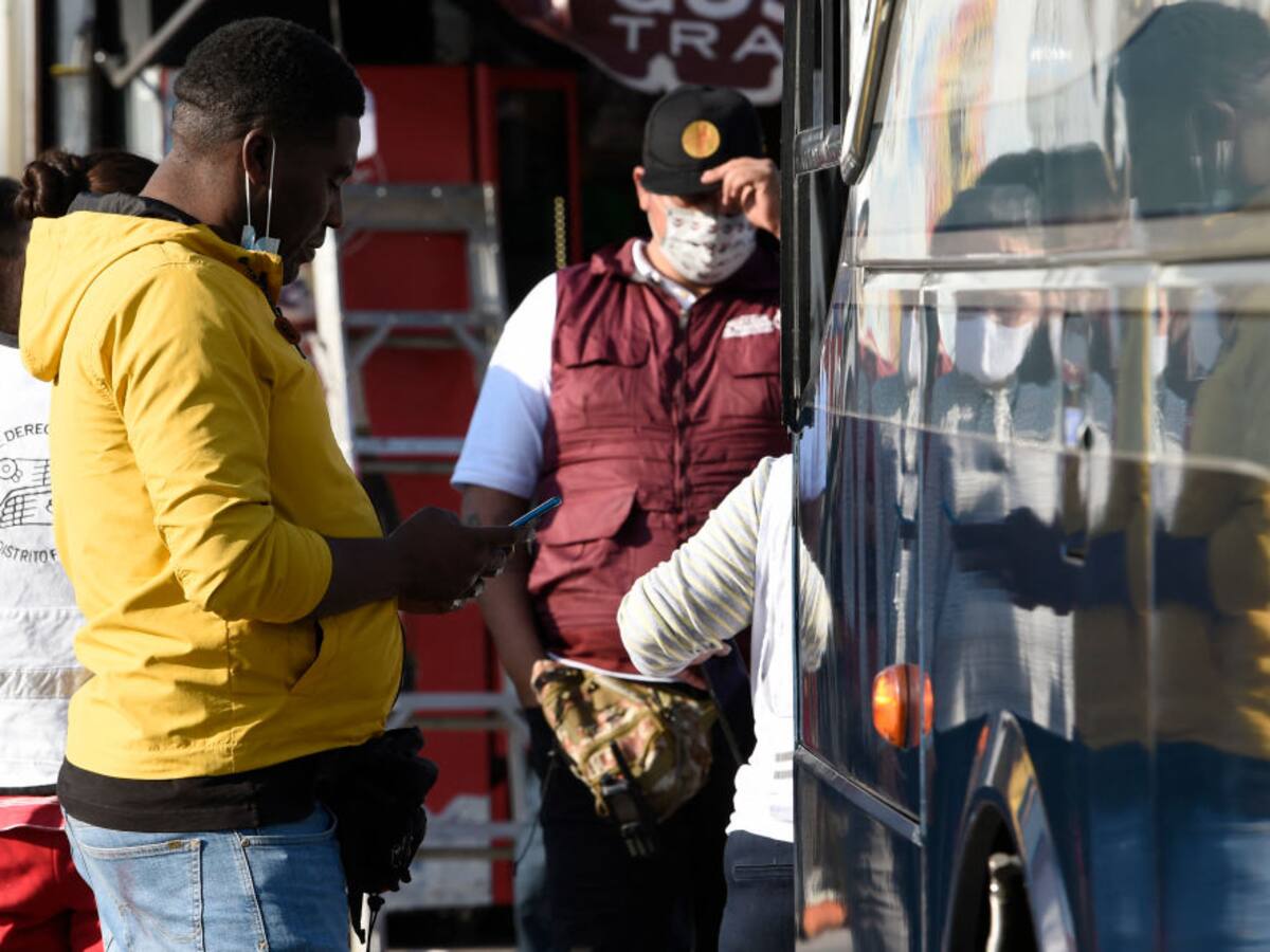 Agentes mexicanos hallaron a 116 migrantes hacinados en autobús en Sonora