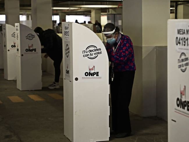 Apretado conteo de votos en Perú mantiene cabeza a cabeza a Fujimori y Castillo