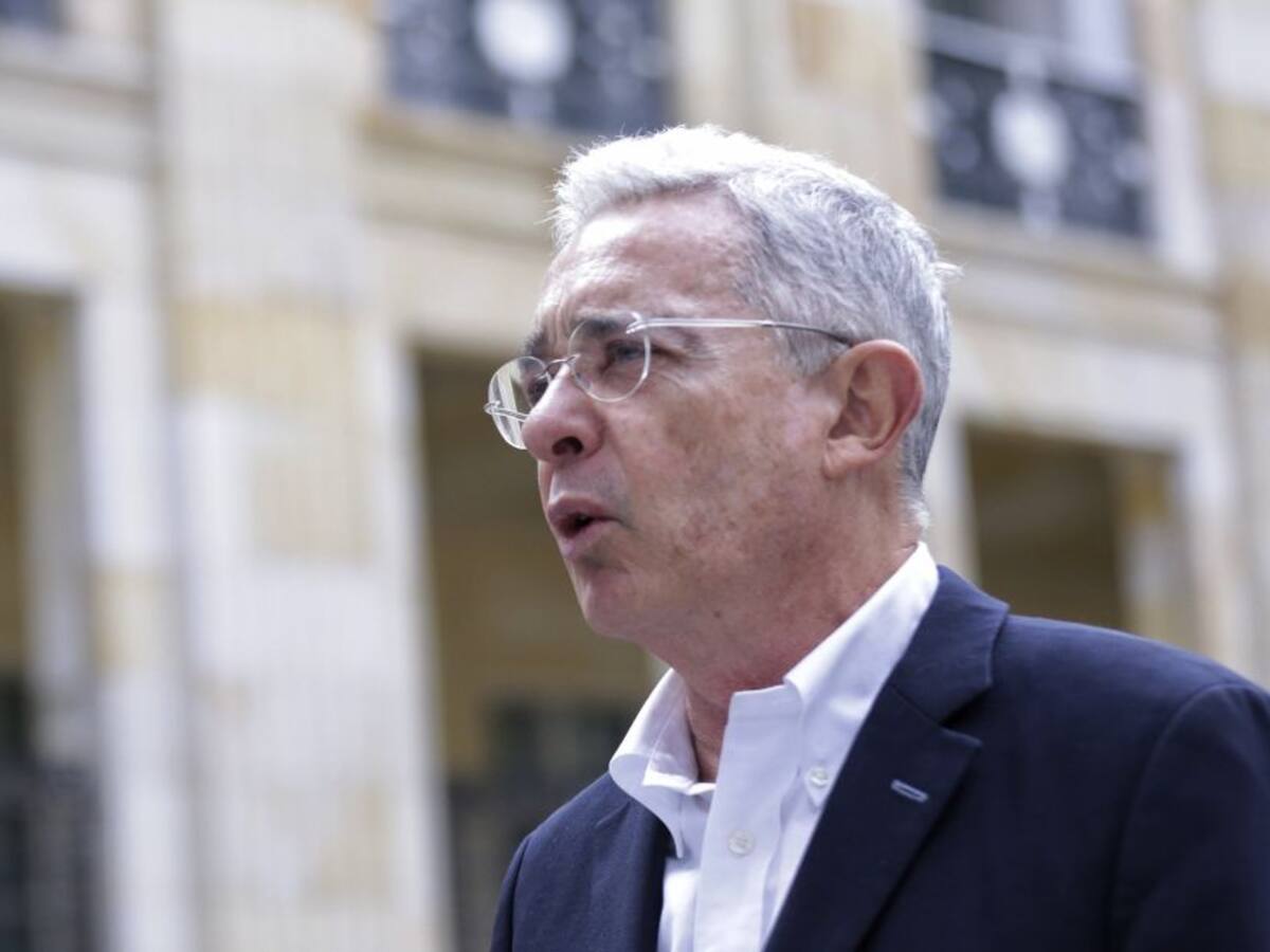 Álvaro Uribe lanza puyas a quienes quieren cerrar iglesias en el país