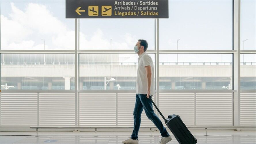 La Resolución 411 de 2021 unifica los protocolos de bioseguridad contra el contagio de COVID-19 en vuelos nacionales e internacionales. Foto: Getty Images / ORBON ALIJA