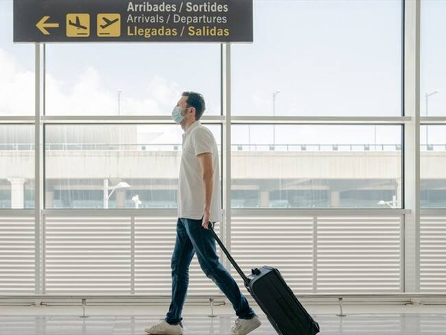 La Resolución 411 de 2021 unifica los protocolos de bioseguridad contra el contagio de COVID-19 en vuelos nacionales e internacionales. Foto: Getty Images / ORBON ALIJA