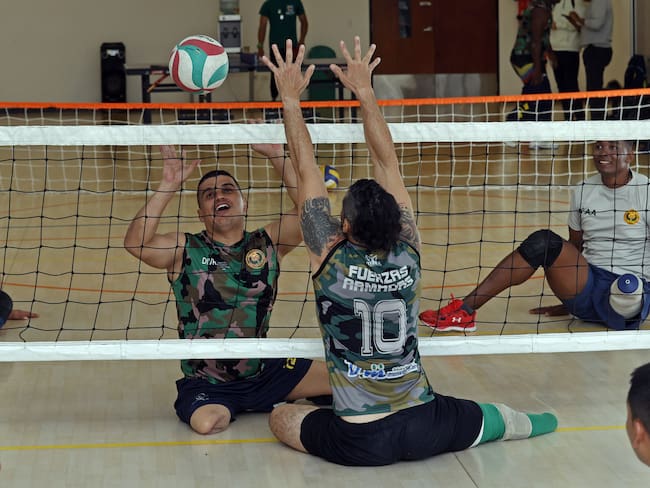 ACOMPAÑA CRÓNICA: POLIDEPORTIVO COLOMBIA***BOG200. BOGOTÁ. (COLOMBIA), 01/09/2023.- El veterano del Ejército Edward Guerrero (2-i) participa en una práctica de voleibol, el 24 de agosto de 2023 en Bogotá (Colombia). Veinte veteranos de guerra colombianos, con discapacidades provocadas durante el conflicto armado, quieren hacer historia representando a su país en los Juegos Invictus que se celebrarán del 7 al 17 de septiembre en la ciudad de Dusseldorf (Alemania) y en los que Colombia se convertirá en el primer país latinoamericano que participa. Guerrero sufrió amputación durante su labor como soldado colombiano. EFE/Mauricio Dueñas Castañeda