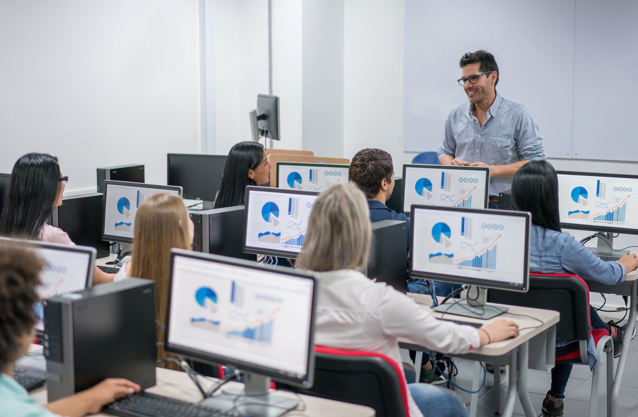 Profesor dando una clase en la universidad a un grupo de estudiantes (Getty Images)