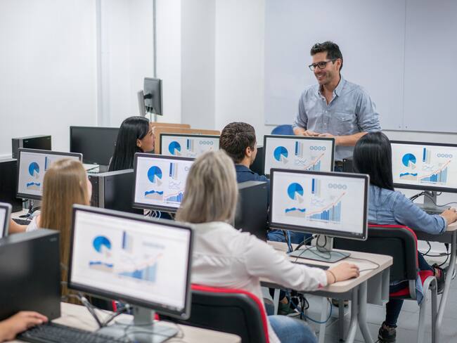Profesor dando una clase en la universidad a un grupo de estudiantes (Getty Images)