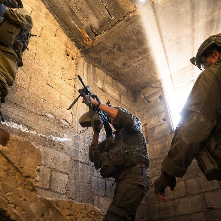 JERUSALÉN, 08/06/2024.- Imagen cedida de una operación del Ejército israelí. El Ejército israelí está imponiendo "medidas de seguridad" en la costa de la Franja de Gaza, para que el muelle construido por EEUU sobre el mar Mediterráneo para el reparto de ayuda vuelva a operar tras ser reparado después de haber sido dañado por un temporal. Además, el Ejército indicó que sus tropas continúan sus "operaciones selectivas basadas en inteligencia" en Rafah, ciudad del extremo meridional de la Franja donde ya controlan en 40% de su territorio a medida que avanza en los barrios de la parte oeste, ahora en Tal al Sultan, y ha tomado el control de la totalidad del corredor de Filadelfia, los 14 kilómetros de frontera de la Franja con Egipto. EFE/Ejército de Israel SOLO USO EDITORIAL/SOLO DISPONIBLE PARA ILUSTRAR LA NOTICIA QUE ACOMPAÑA (CRÉDITO OBLIGATORIO)