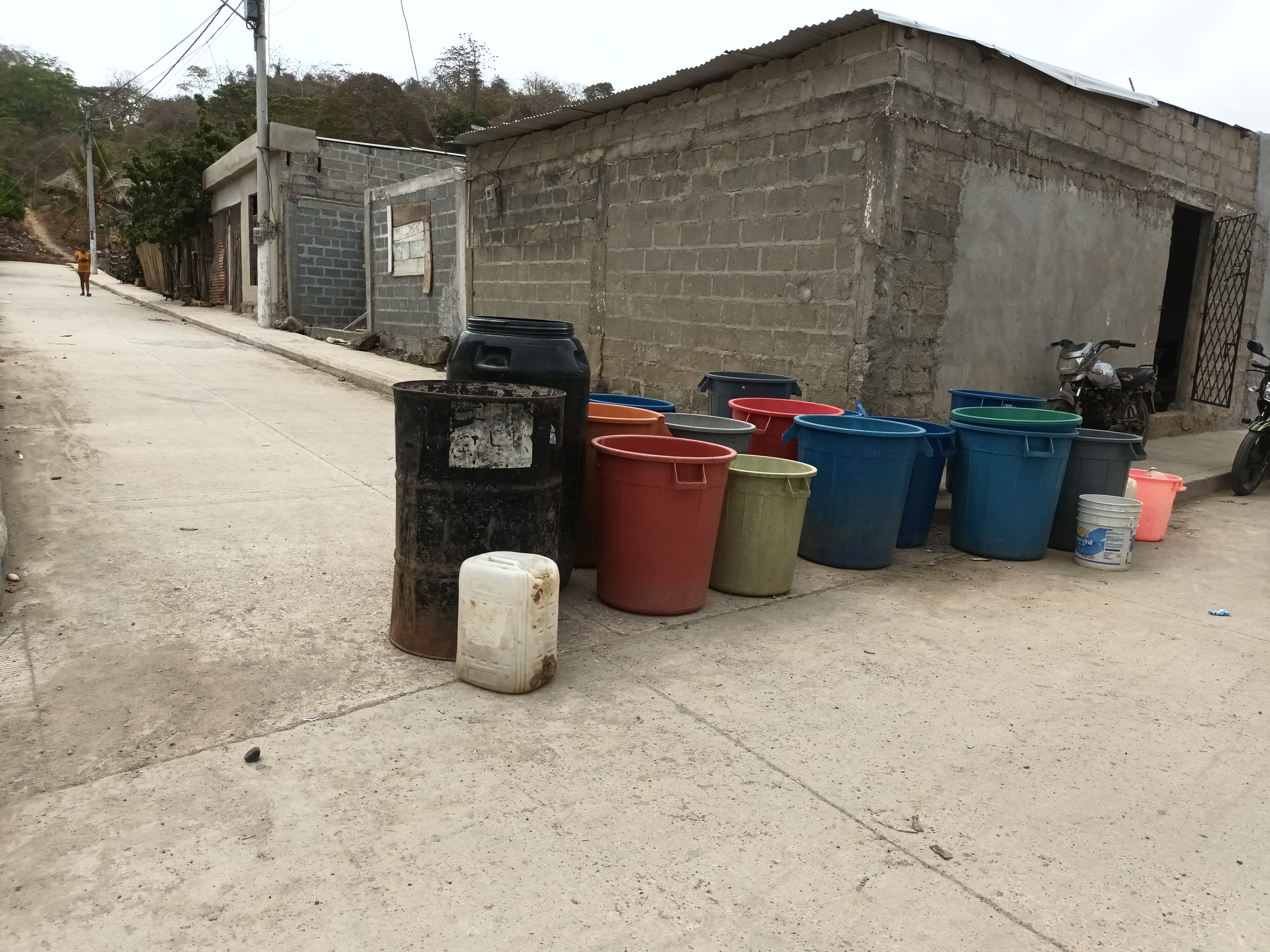 Así esperan las comunidades en Puerto Escondido los carrotanques. Foto: La W/Claudia Hernández.