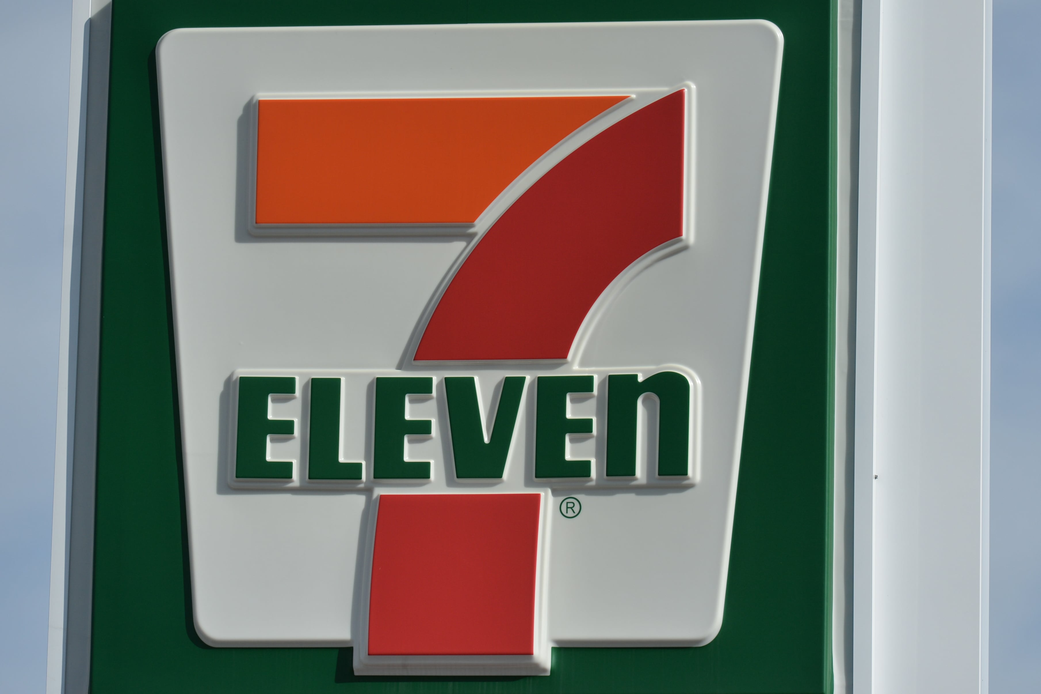 Cartel de 7-eleven . Foto de: Artur Widak/NurPhoto via Getty Images