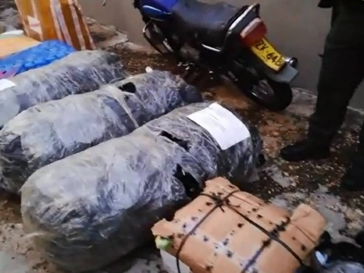 Policía recuperó mercancía que había sido robada de camión volcado en Córdoba