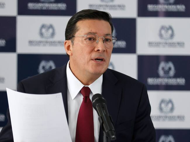 AME6674. BOGOTÁ (COLOMBIA), 17/06/2025.- El registrador nacional de Colombia, Hernán Penagos, habla con la prensa este martes en Bogotá (Colombia). Penagos aseguró que deja en manos de las altas cortes la decisión de si el organismo electoral que dirige debe hacer o no la consulta popular sobre la reforma laboral convocada por decreto por el presidente Gustavo Petro pese a que ya fue rechazada por el Senado. EFE/ Mauricio Dueñas Castañeda