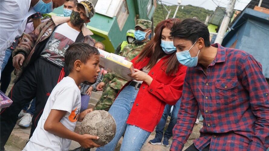 Egan Bernal repartió regalos en Zipaquirá. Foto: Twitter @Eganbernal