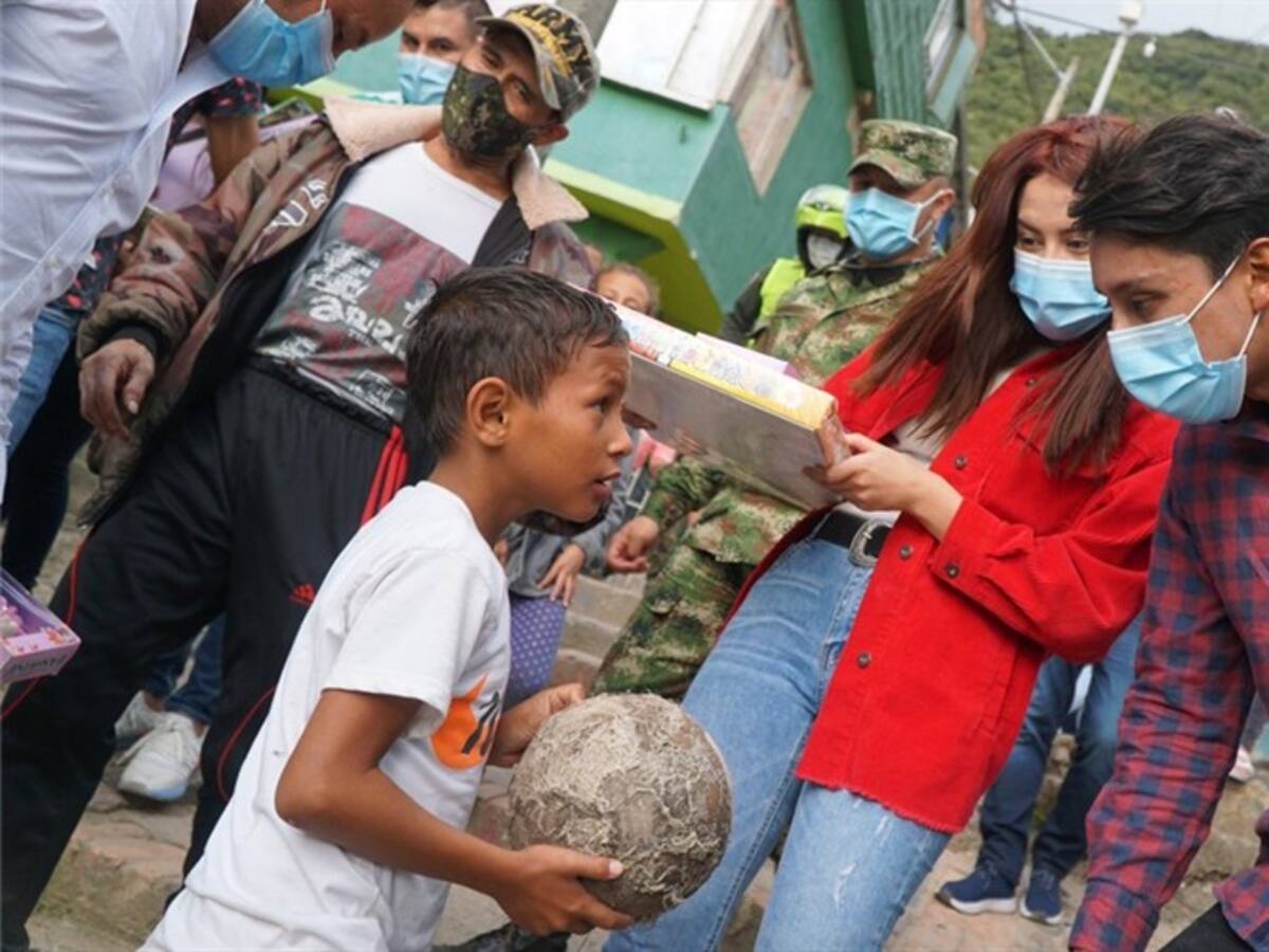 ¡De admirar! Egan Bernal celebró Navidad repartiendo regalos en Zipaquirá
