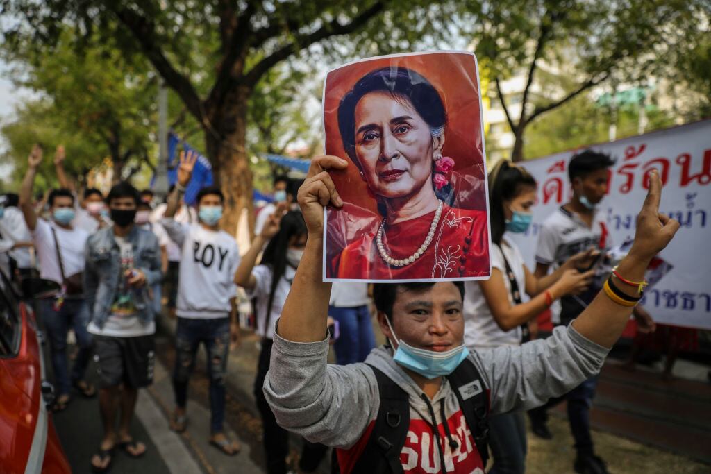 Protestas de personas que piden la libertad de Suu Kyi. Foto: Getty Images