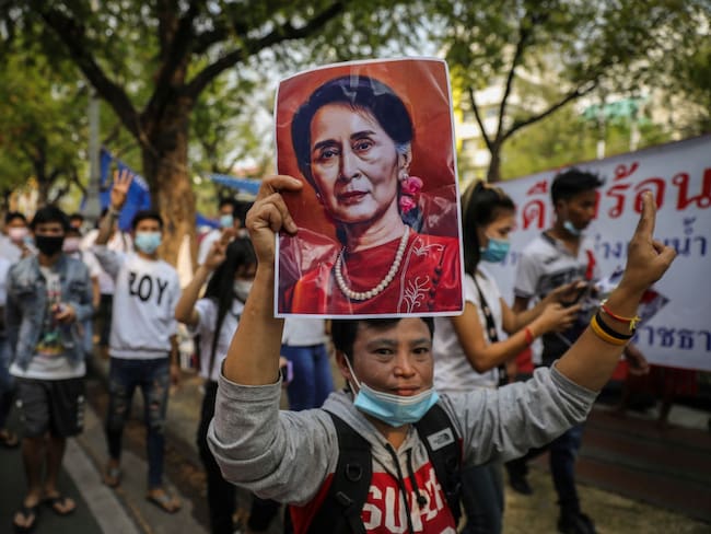 Protestas de personas que piden la libertad de Suu Kyi. Foto: Getty Images