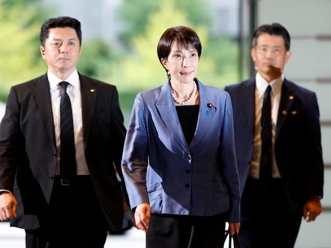 TOKYO (Japan), 21/10/2025.- Sanae Takaichi (C) arrives at the Prime Minister's official residence after being elected as the new Prime Minister in Tokyo, Japan, 21 October 2025. Japan's ruling Liberal Democratic Party President Sanae Takaichi became Japan's first female prime minister. (Japón, Tokio) EFE/EPA/FRANCK ROBICHON