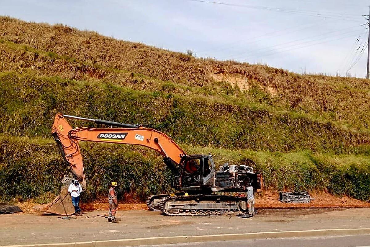 Una retroexcavadora fue incinerada. Crédito: Consejo Gremial del Cauca.