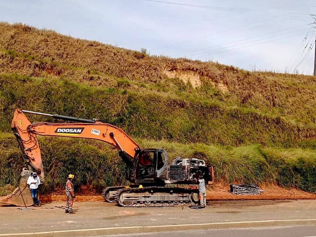 Desconocidos incineraron maquinaria de la doble calzada Popayán – Santander de Quilichao