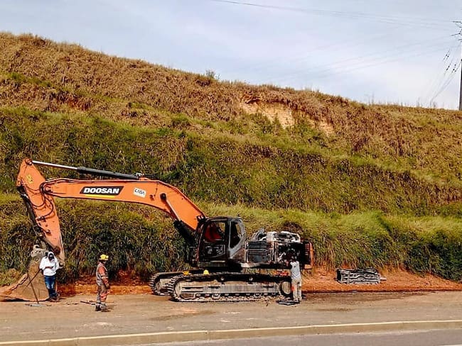 Una retroexcavadora fue incinerada. Crédito: Consejo Gremial del Cauca.