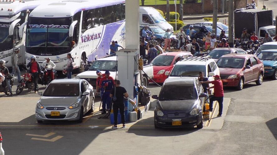 Largas filas para acceder a combustible en la frontera del lado venezolano Foto: Colprensa