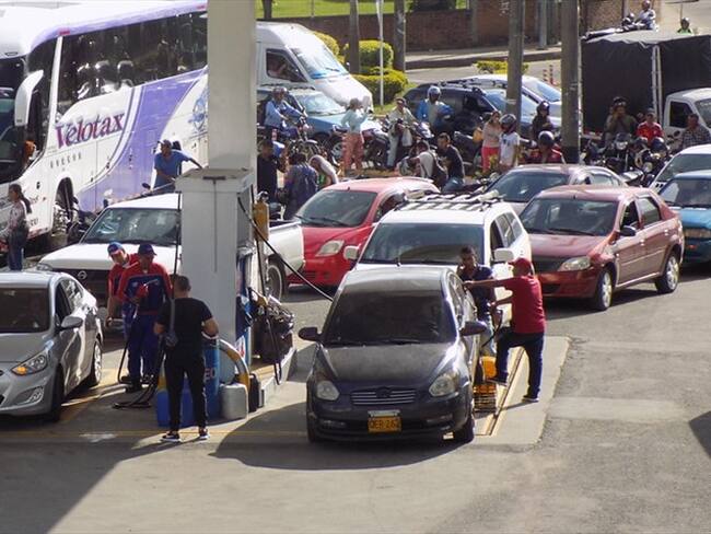 Largas filas para acceder a combustible en la frontera del lado venezolano Foto: Colprensa