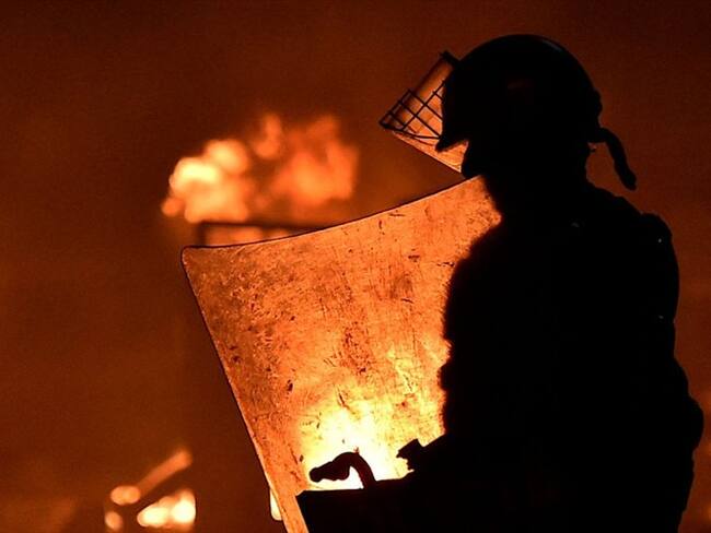 Se busca determinar si miembros de la fuerza pública tendrían responsabilidad frente a la muerte de los jóvenes Cristhian David Castillo y Jaime Alonso Fandiño. Foto: Getty Images / LUIS ROBAYO
