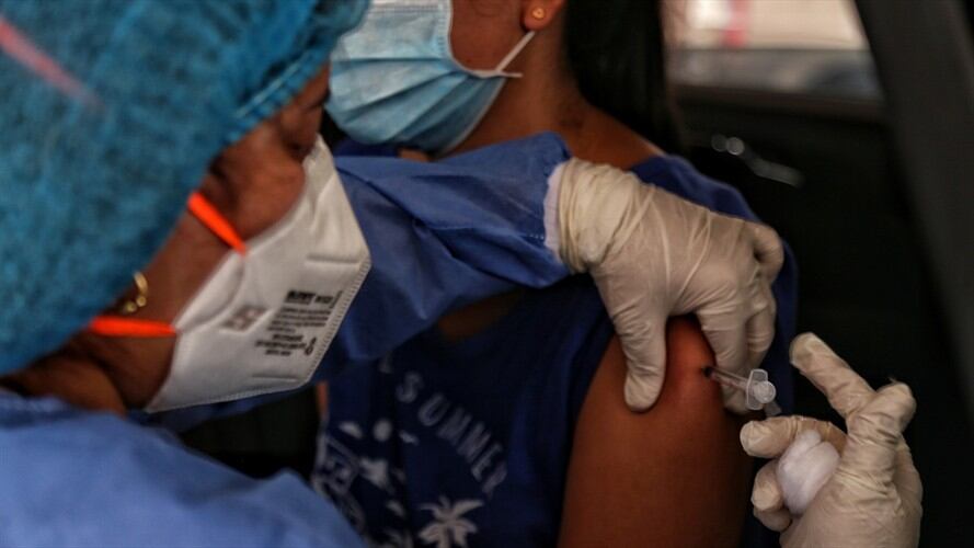 Vacunación contra el Coronavirus en Colombia. Foto: Colprensa - Camila Díaz