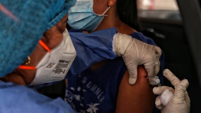 Vacunación contra el Coronavirus en Colombia. Foto: Colprensa - Camila Díaz