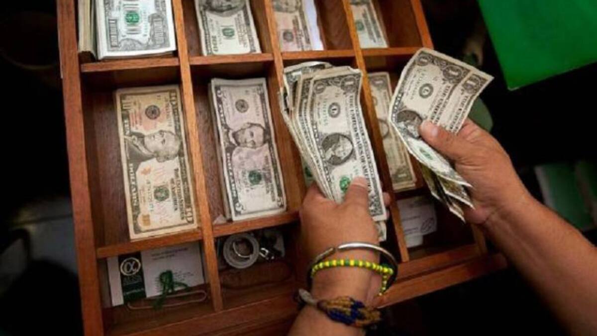 El precio mínimo del dólar se negoció por debajo de $4.400 este martes