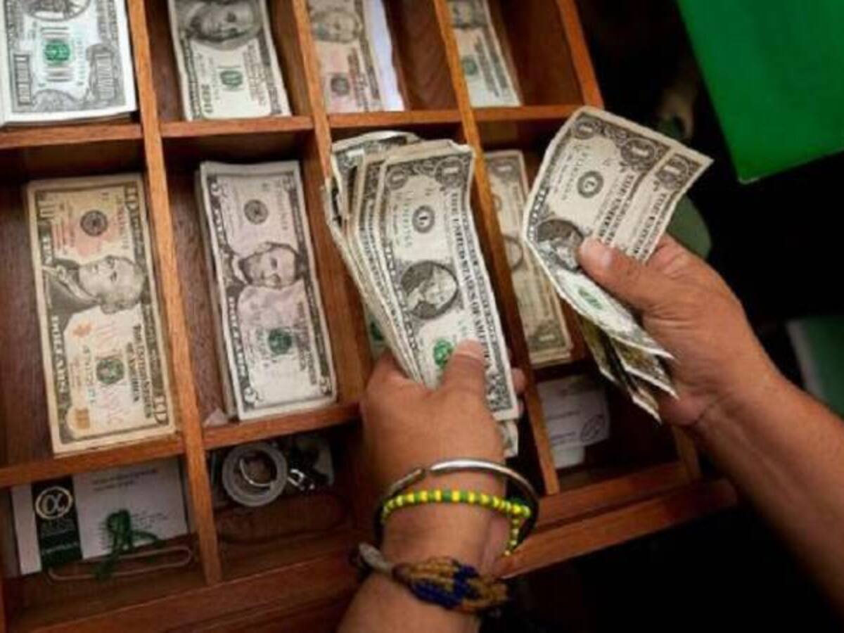 El precio mínimo del dólar se negoció por debajo de $4.400 este martes