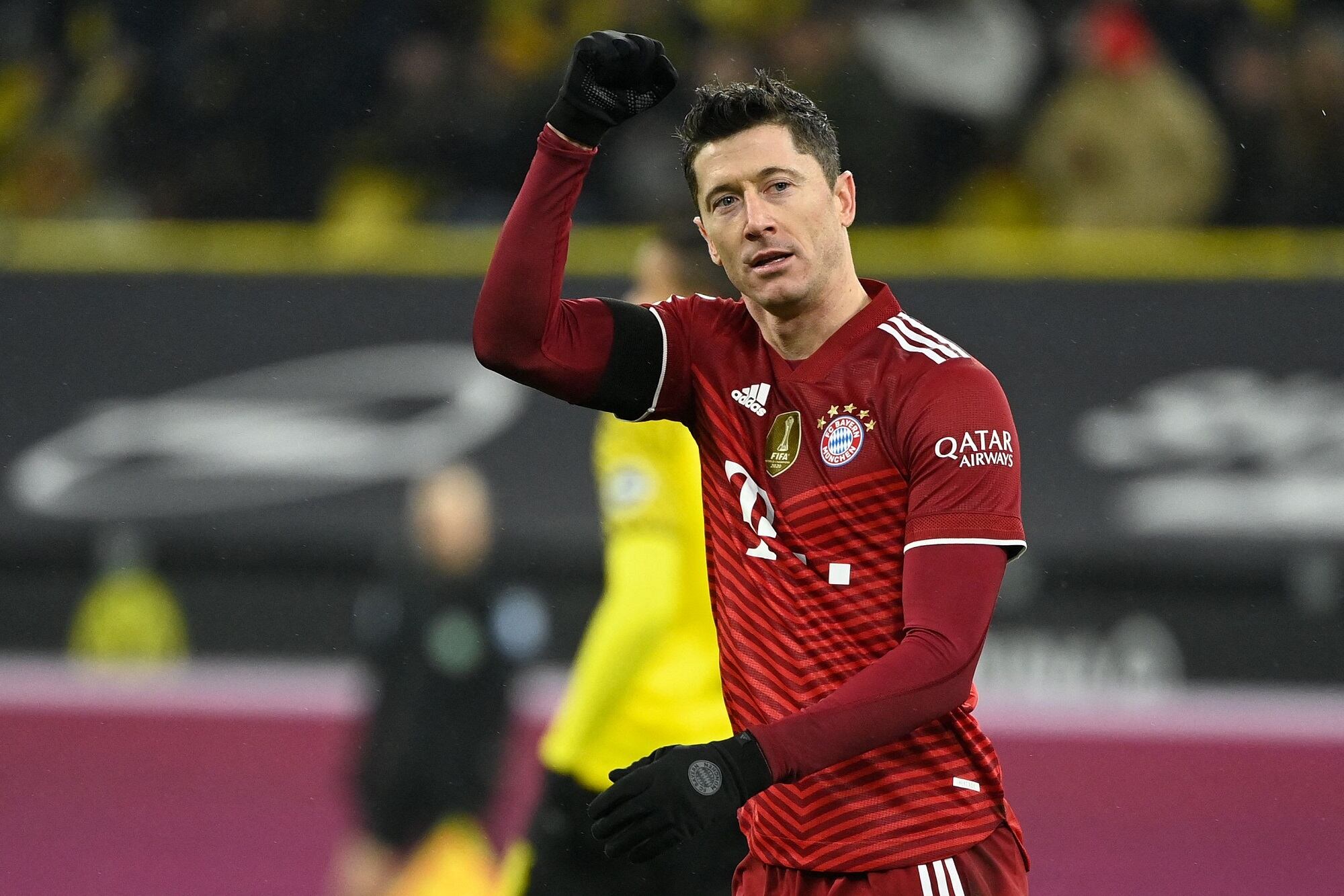 Robert Lewandowski celebrando su segunda anotación contra el Borussia Dortmund