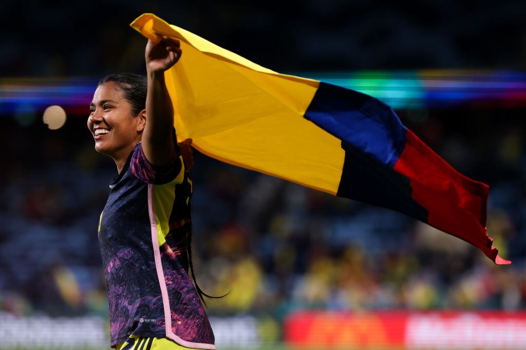 Daniela Arias, defensa de la Selección, con la bandera de Colombia tras el triunfo ante Alemania (Photo by Zhizhao Wu/Getty Images )