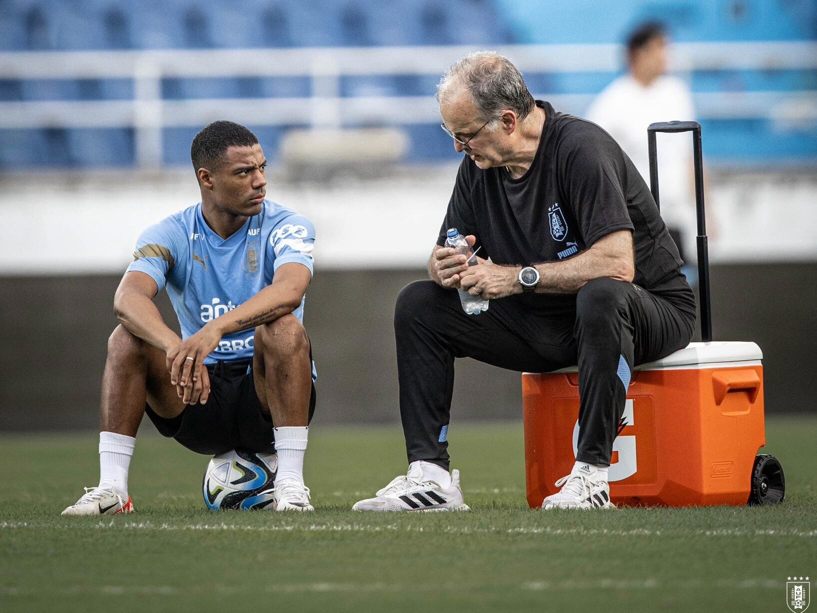 Nicolás De La Cruz y Marcelo Bielsa. Foto: Twitter: @Uruguay