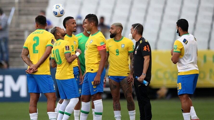 Jugadores de Brasil en medio de la polémica con la selección Argentina. Foto: Alexandre Schneider/Getty Images