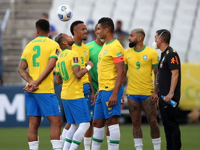 Jugadores de Brasil en medio de la polémica con la selección Argentina. Foto: Alexandre Schneider/Getty Images
