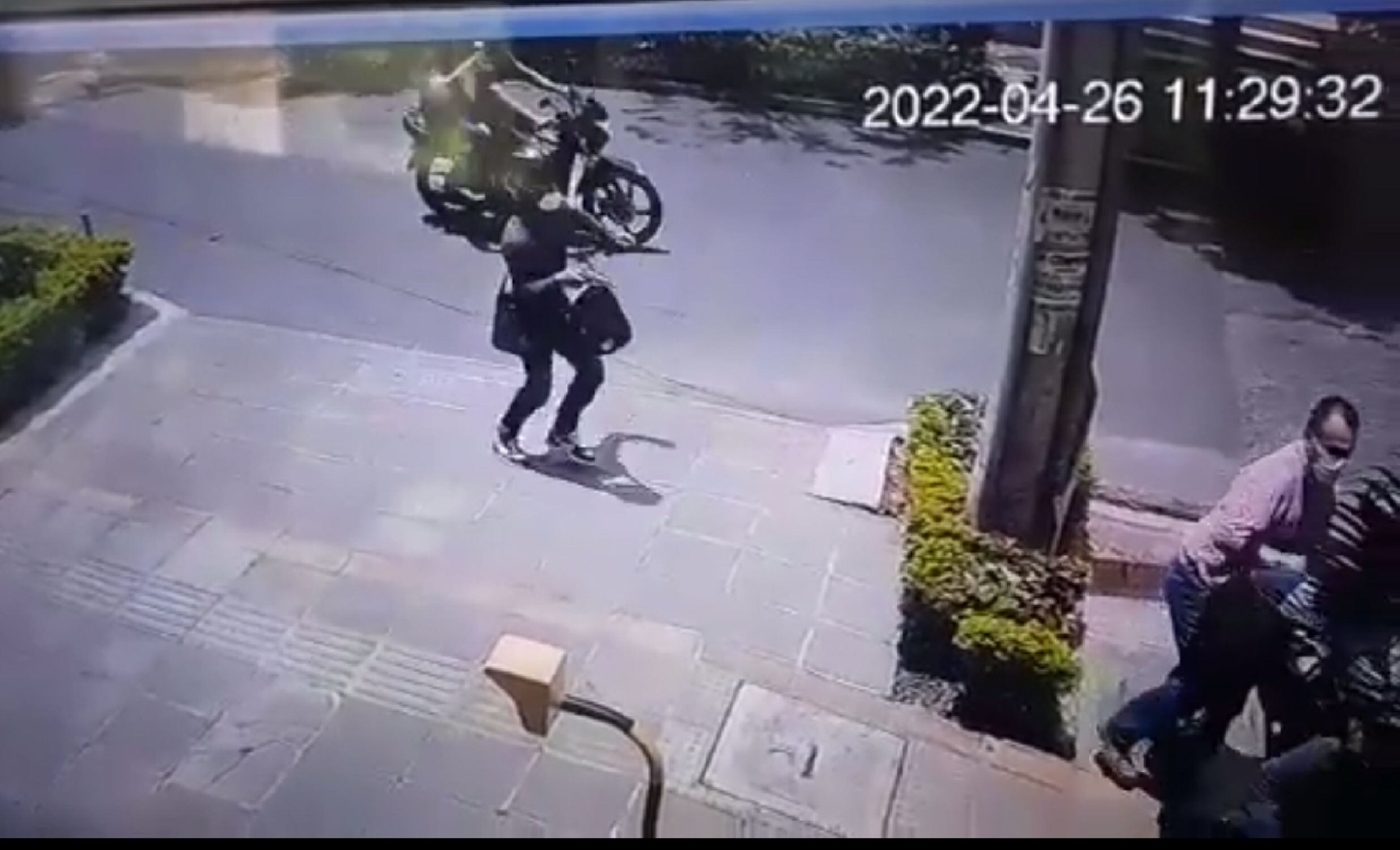 Tres motociclistas acorralaron y robaron a un señor en Bucaramanga. Foto: Cortesía a Melissa Múnera