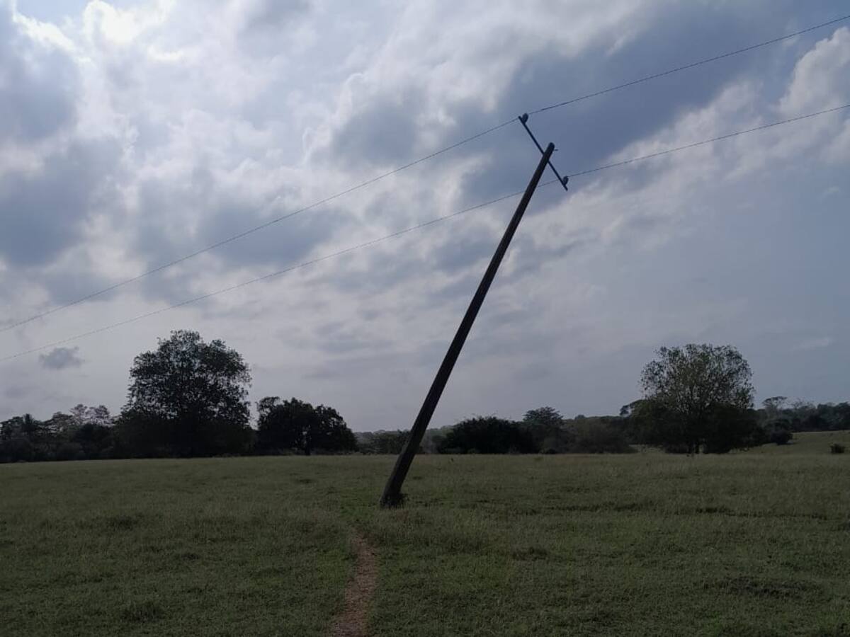 Siete postes de energía estarían a punto de colapsar en dos corregimientos de Cereté, Córdoba