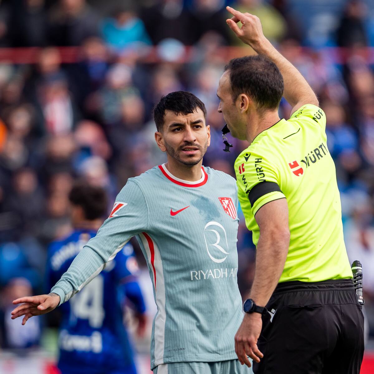 Ángel Correa, sancionado con cinco partidos de suspensión por insultos al árbitro en LaLiga