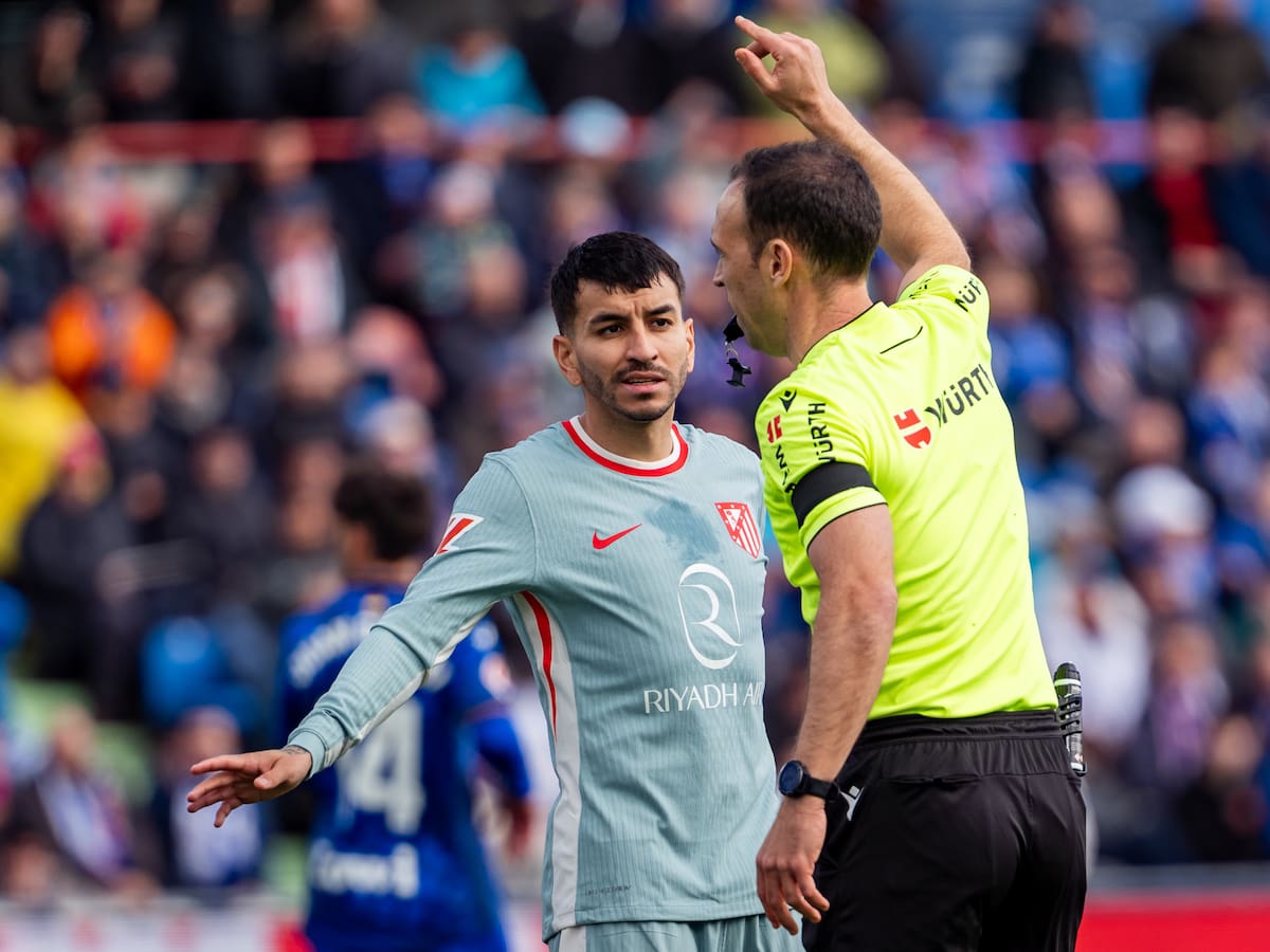 Ángel Correa, sancionado con cinco partidos de suspensión por insultos al árbitro en LaLiga
