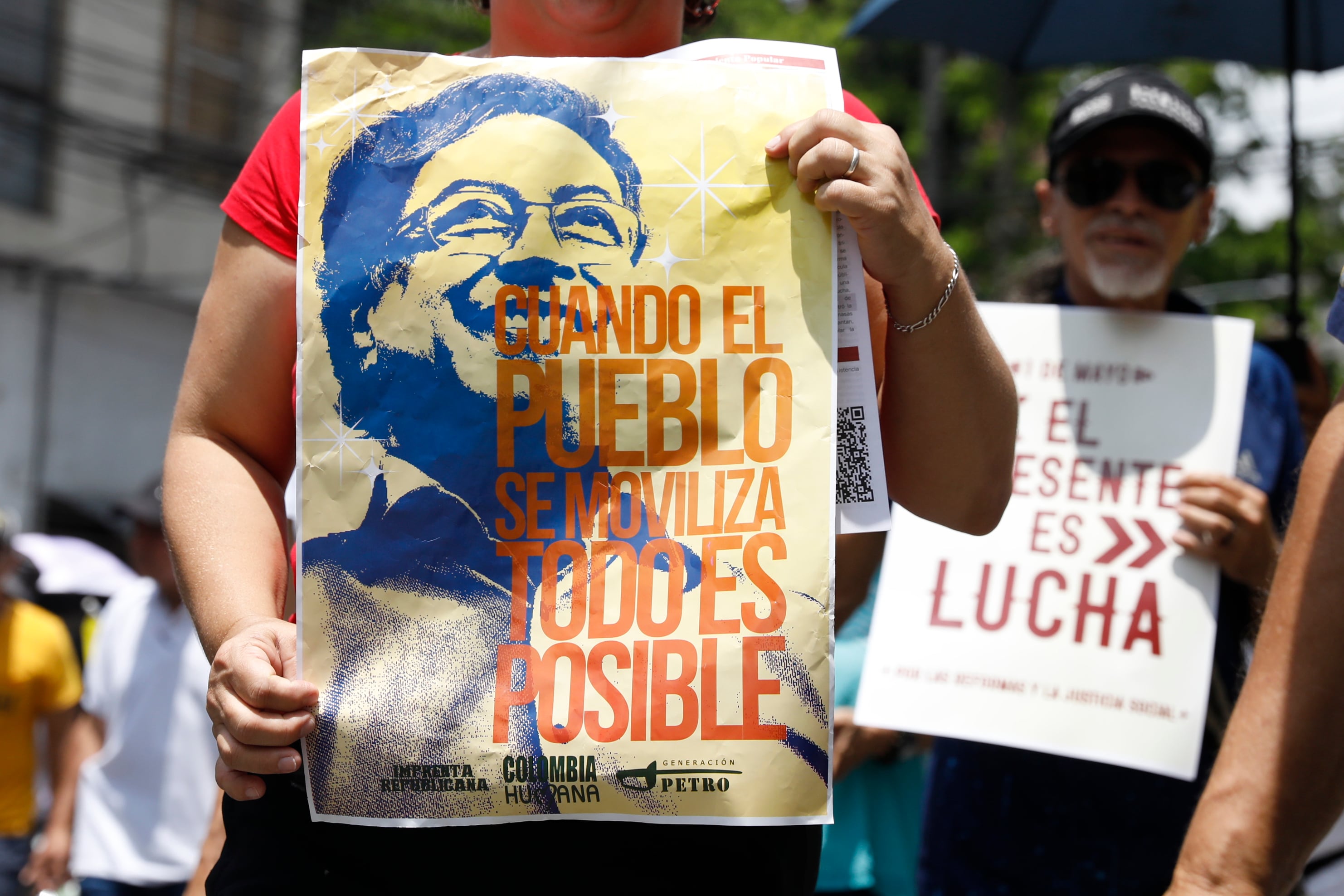 Una mujer sostiene un cartel con la imagen del presidente Gustavo Petro. EFE/ Luis Eduardo Noriega Arboleda