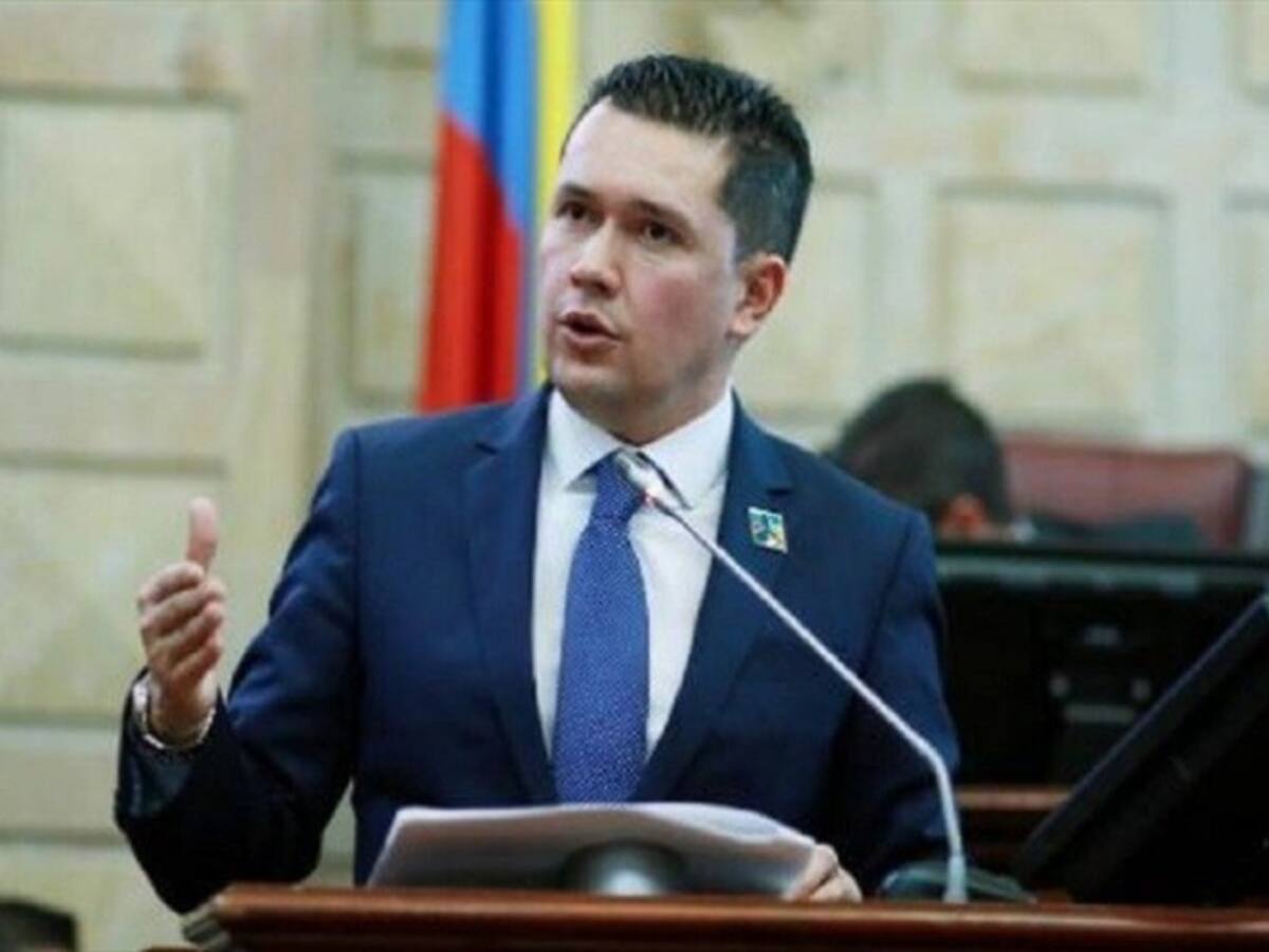 Con parodia, Beto Coral reacciona al llanto de Edwin Ballesteros tras su renuncia