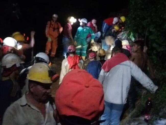 Organismos de socorro trabajan para ayudar a los dos mineros atrapados. Foto: Bomberos del municipio de Marmato, Caldas.