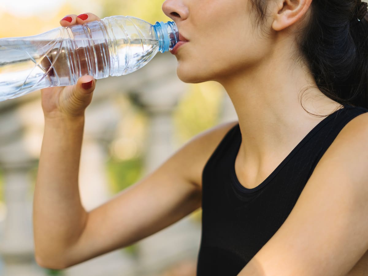 ¿Cuándo se debe usar beber y cuándo tomar? La RAE explica la diferencia