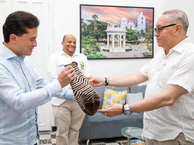 El ministro de Comercio, Industria y Turismo, Luis Carlos Reyes, junto al alcalde de Ciénaga, Luis Fernández Quinto, durante su visita al municipio para reforzar el compromiso con el desarrollo turístico y cultural de la región. Foto: Suministrada.