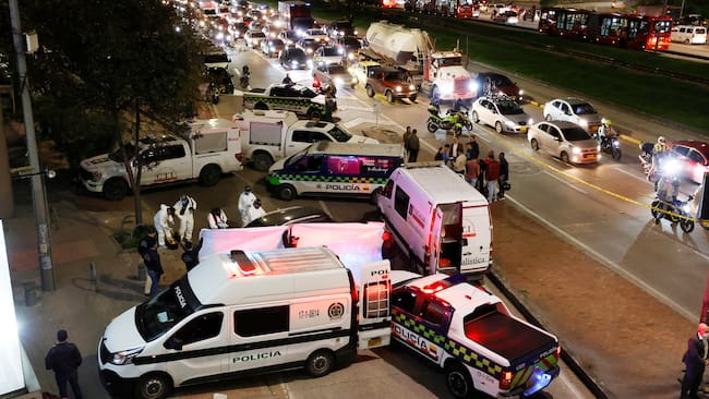 AME6527. BOGOTÁ (COLOMBIA), 16/05/2024.- Agentes del Cuerpo Técnico de Investigación (C.T.I) de la Fiscalía investigan la zona donde el director de la cárcel La Modelo de Bogotá, el coronel retirado de la Policía Élmer Fernández, fue asesinado este jueves por sicarios que lo atacaron a tiros cuando se movilizaba en un vehículo oficial, este jueves en Bogotá (Colombia). "Lamento ser portador de una terrible noticia: Acaba de ser asesinado el coronel retirado Élmer Fernández, director de la cárcel La Modelo de Bogotá", una de las más importantes del país, dijo el ministro de Justicia, Néstor Osuna, en redes sociales. El jefe de la cartera de Justicia detalló que el asesinato ocurrió cuando Fernández iba en un vehículo del Instituto Nacional Penitenciario y Carcelario (Inpec) por la Carrera 30, a la altura de la Calle 80. EFE/ Mauricio Dueñas Castañeda