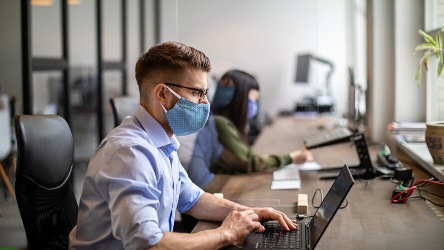 Empleados denuncian que por querer aislarse por sospecha de COVID-19, son despedidos.. Foto: Getty Images