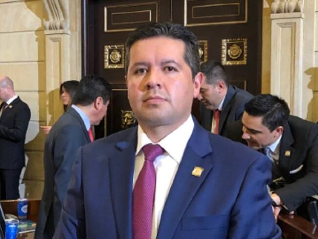 El representante a la Cámara Hernán Estupiñán responde a acusación de engaño en contratos
