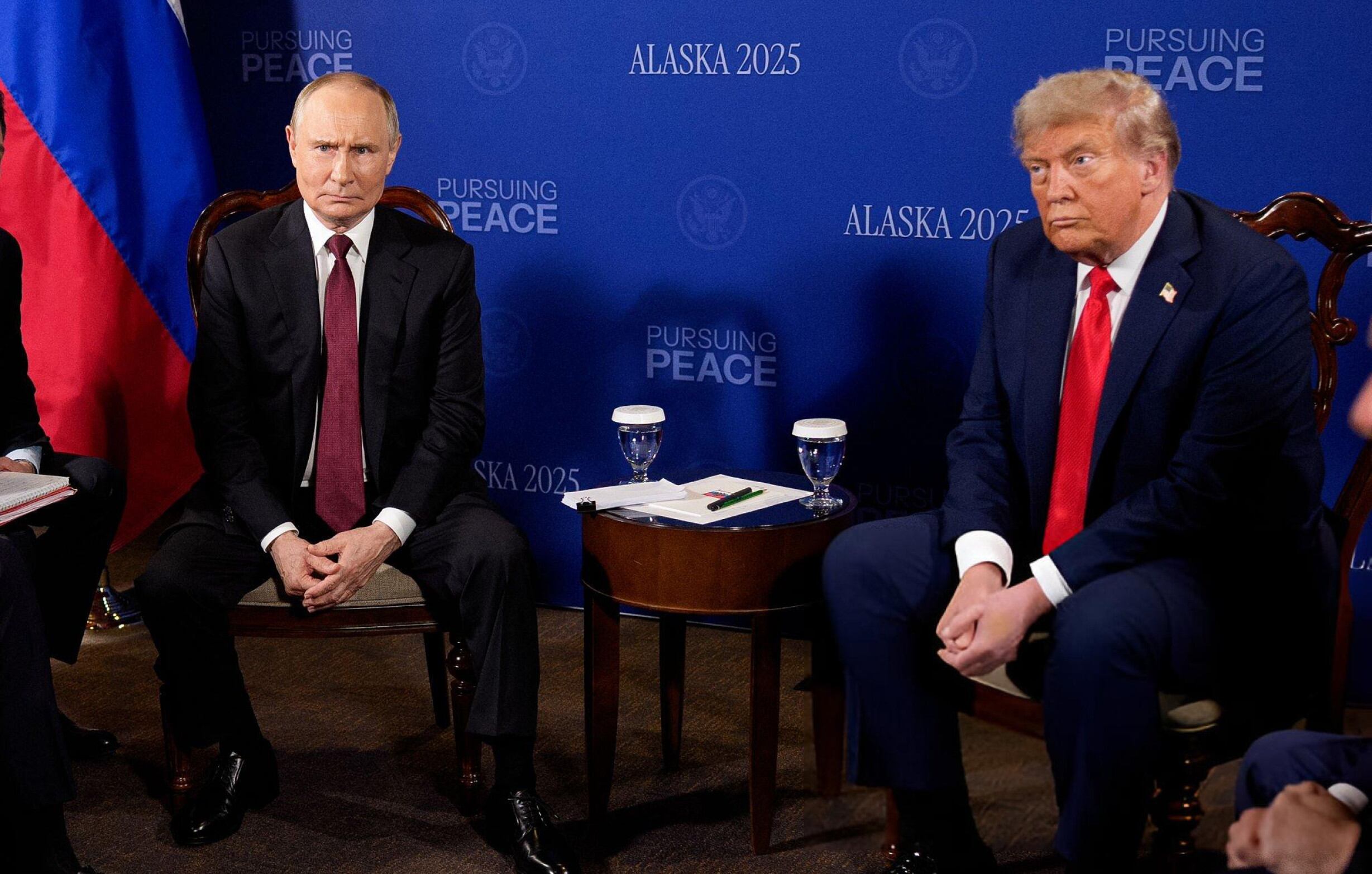 El presidente de Estados Unidos, Donald Trump y el presidente ruso, Vladímir Putin mantienen una reunión en la Base Conjunta Elmendorf-Richardson el 15 de agosto de 2025 en Anchorage, Alaska. (Foto de Andrew Harnik/Getty Images)